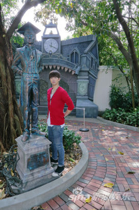 黄鸿升赴迪斯尼拍MV 进鬼屋承认被吓到