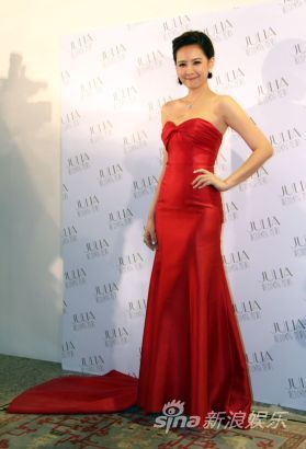 安心亚担任金钟主持忙试装：会变美雕像