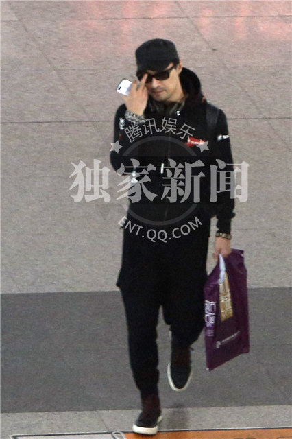 汪峰独自现身心情差 疑与章子怡煲电话粥解闷