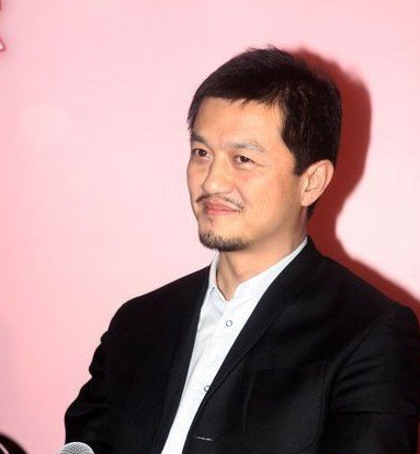 李亚鹏返回北京遇包机 借用王菲金句调侃土豪