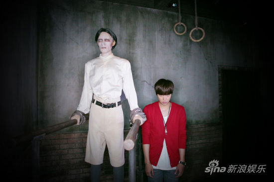 黄鸿升赴迪斯尼拍MV 进鬼屋承认被吓到