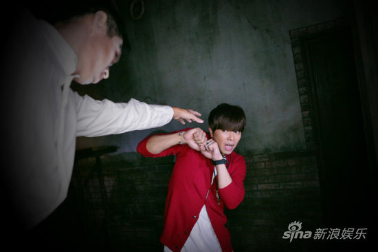 黄鸿升赴迪斯尼拍MV 进鬼屋承认被吓到