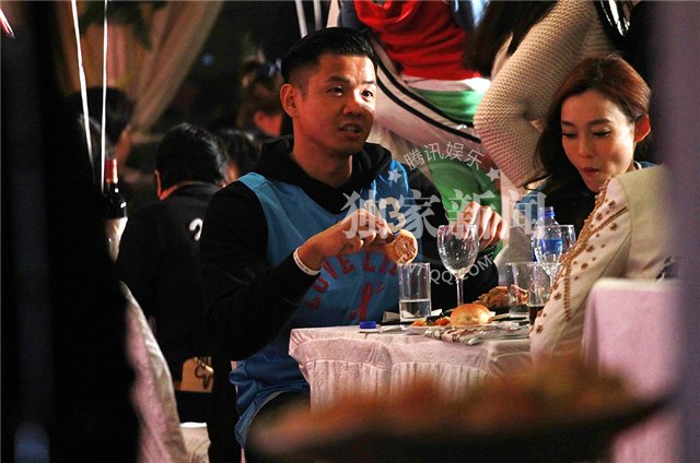 陈楚生携女友赴姚晨爱子满月酒 传女方身价过亿