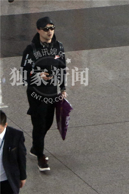 汪峰独自现身心情差 疑与章子怡煲电话粥解闷