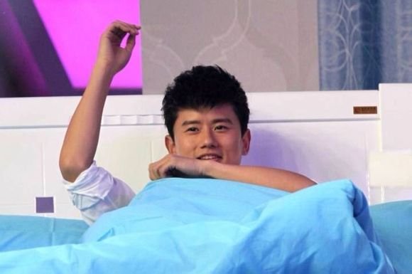 张杰录制《快乐大本营》 与谢娜贴面吻(图)