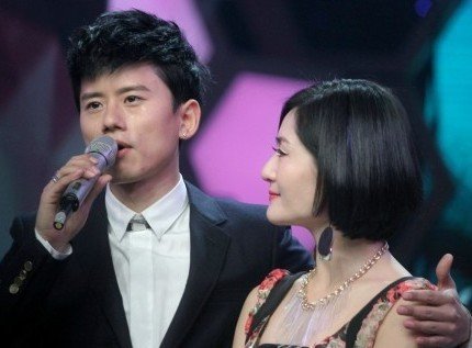 张杰录制《快乐大本营》 与谢娜贴面吻(图)