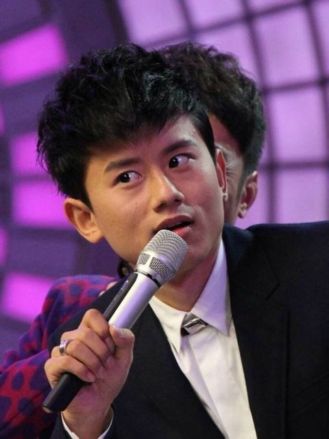 张杰录制《快乐大本营》 与谢娜贴面吻(图)