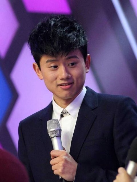 张杰录制《快乐大本营》 与谢娜贴面吻(图)