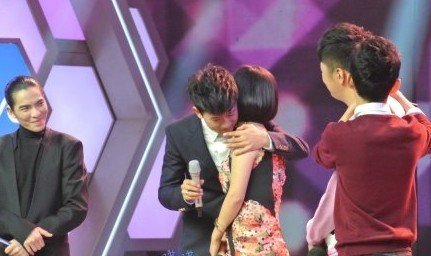 张杰录制《快乐大本营》 与谢娜贴面吻(图)