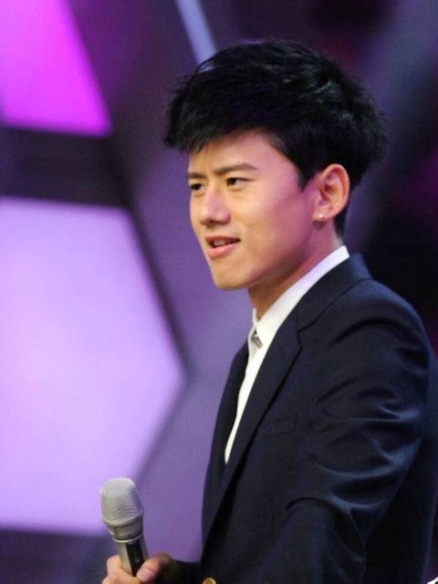 张杰录制《快乐大本营》 与谢娜贴面吻(图)