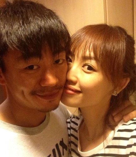 王宝强二胎女儿首度曝光 小萝莉头戴红帽(图)