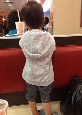 王宝强二胎女儿首度曝光 小萝莉头戴红帽(图)