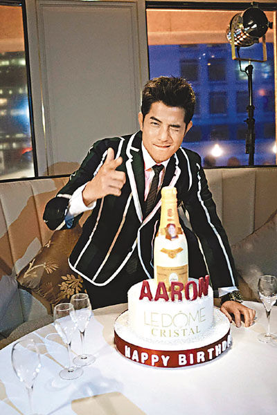 郭富城收香槟形生日蛋糕 熊黛林隔空祝寿