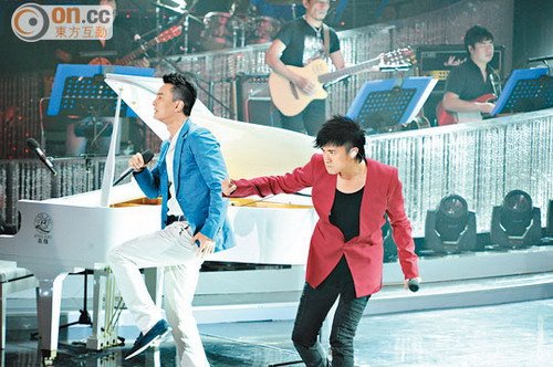 古巨基向李泉抛媚眼 “拳击组合”让音乐总监抓狂