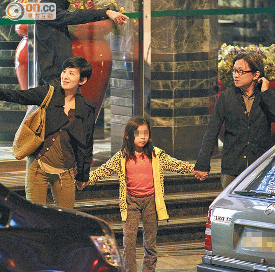 <em>吴君如陈可辛</em>一家外出<em>女儿</em>活泼爱玩(图)_消费