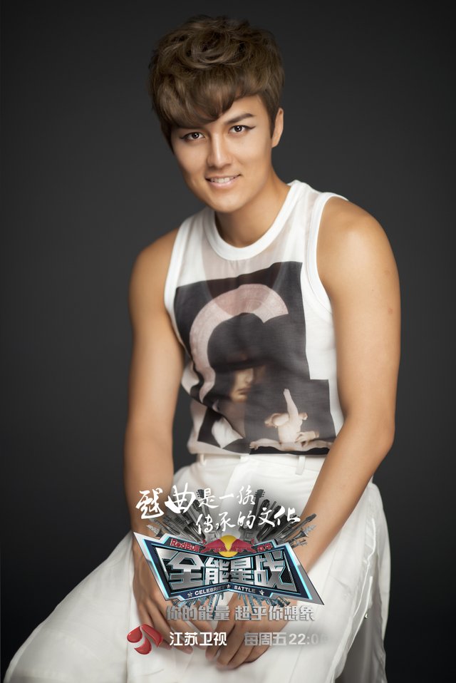 吴克羣画眼线甩水袖 颠覆表演《贵妃醉酒》