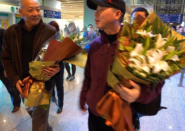 冯小刚好莱坞载誉归来 落地直奔春晚开工