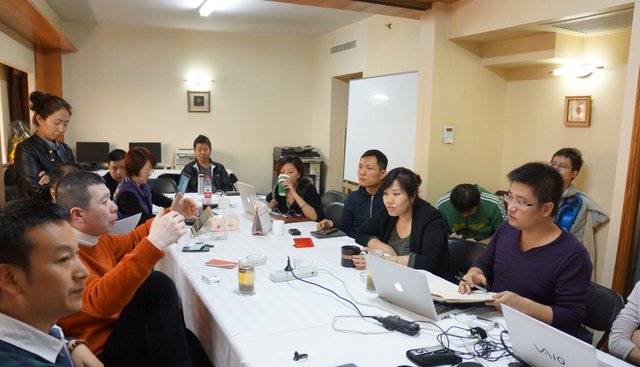 冯小刚好莱坞载誉归来 落地直奔春晚开工