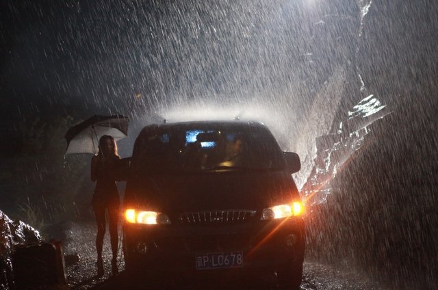 《诡拼车》曝拍摄特辑 倪景阳攀岩遭险雨戏多