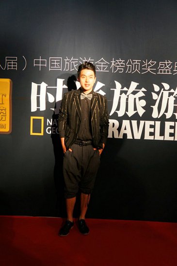 李威受邀《时尚旅游》颁奖 自曝经常迷路