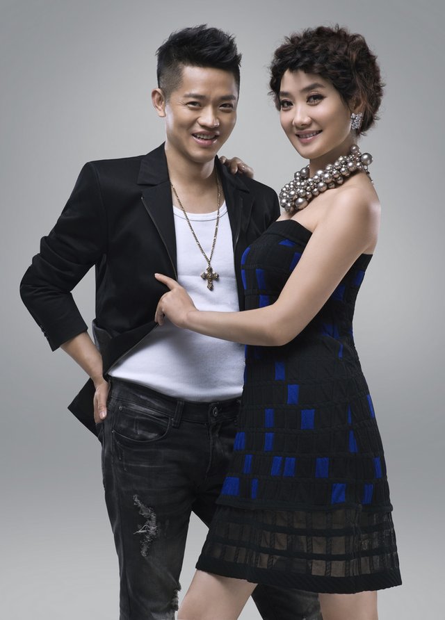 凤凰传奇曾毅录音棚里过生日 新歌风格引热议