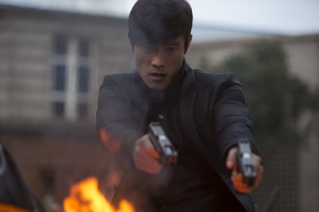 《赤焰战场2》火力全开 曝李秉宪飙车射击特辑