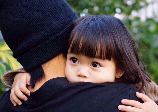 韩寒曝光女儿因怕打扰 谈教育：我怕驾驭不了她