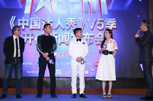 刘烨亮相《中国达人秀》 调侃薇五自称来证婚