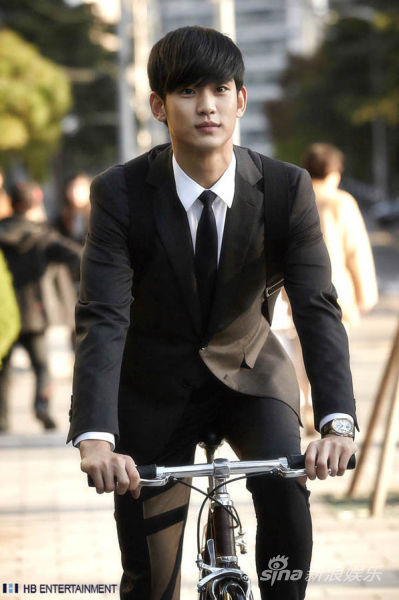 金秀贤《来自星星的男人》曝<em>西装</em>笔挺剧照_娱