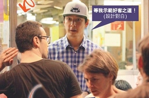 港媒：吴彦祖撇女儿夜会外国友人吃牛腩面(图)