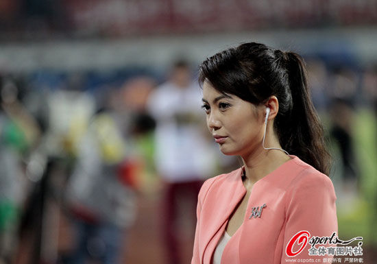 <em>央视女记者</em>回应争议:露胸照非有意 请关注中国