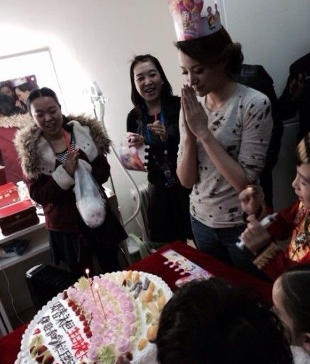 董卿《直通春晚》后台庆40岁 获祝福：卿春永驻