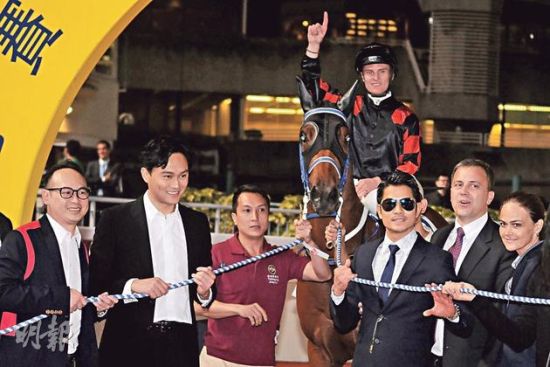 张智霖郭富城助阵赛马 爱驹跑第一开香槟