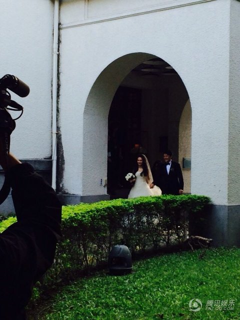 张震台北婚礼现场直击 新郎新娘牵手现身(图)