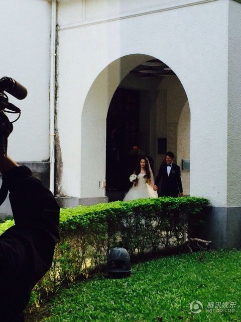 张震台北婚礼现场直击 新郎新娘牵手现身(图)