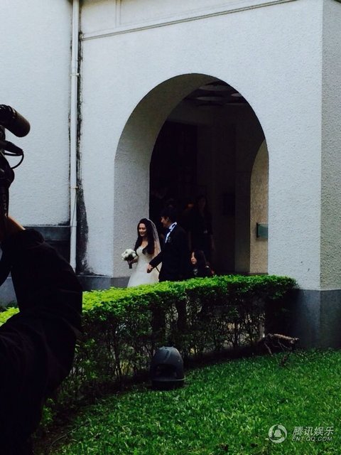 张震台北婚礼现场直击 新郎新娘牵手现身(图)