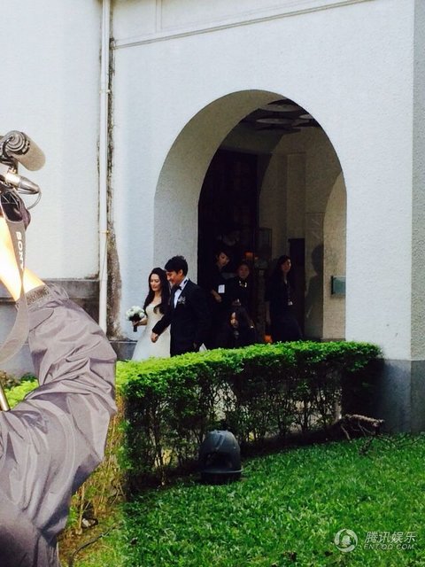 张震台北婚礼现场直击 新郎新娘牵手现身(图)