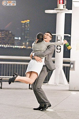 黄宗泽新剧向胡定欣求婚 剧内火热收工零交流