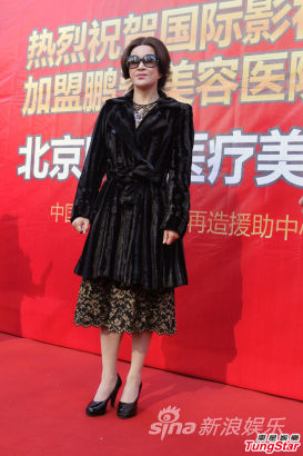刘晓庆现身北京 拒回应老公私生子传闻