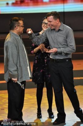 曝王刚34岁女儿王婷近照 任拍卖公司高管