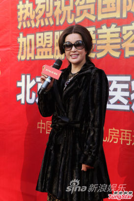 刘晓庆现身北京 拒回应老公私生子传闻