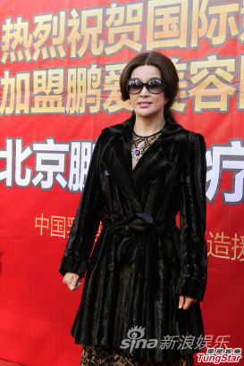 刘晓庆现身北京 拒回应老公私生子传闻