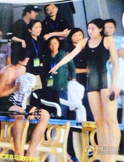 刘诗诗穿清凉泳装现身片场 高挑身材展露无疑