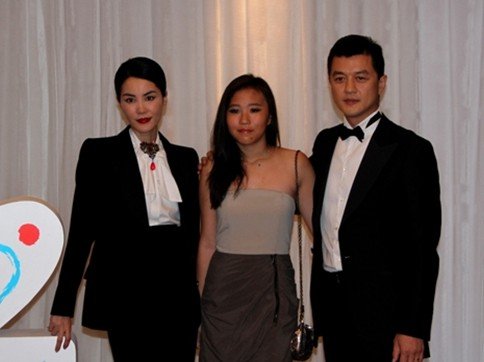 王菲两月内两避李亚鹏 窦靖童停学陪母疗情伤