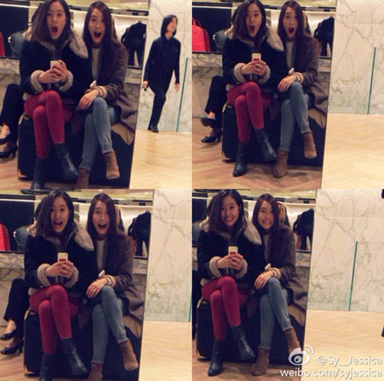 少时Jessica晒亲密<em>姐妹</em>照 Krystal玩<em>亲亲</em>_娱乐