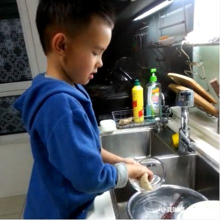 龚琳娜记录儿子第一次洗碗
