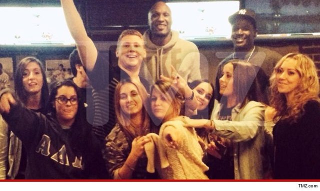 奥多姆泡吧引女学生簇拥 出手阔绰请全场喝酒_体育_南都网