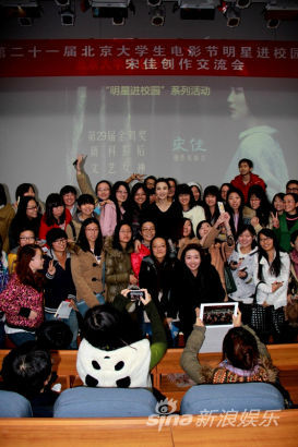 小宋佳携《萧红》再进校园 遭学子表白