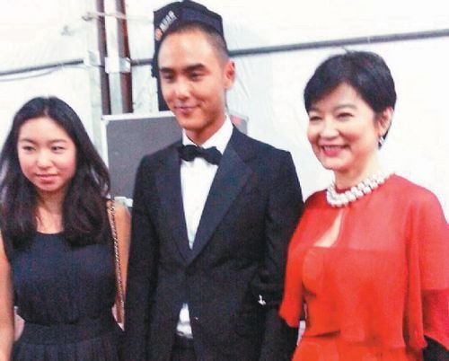 林青霞女儿低调现身 与偶像阮经天合影甜笑(图)