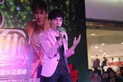 张睿莫龙丹为宣传造势甜密演唱《不只是情人》